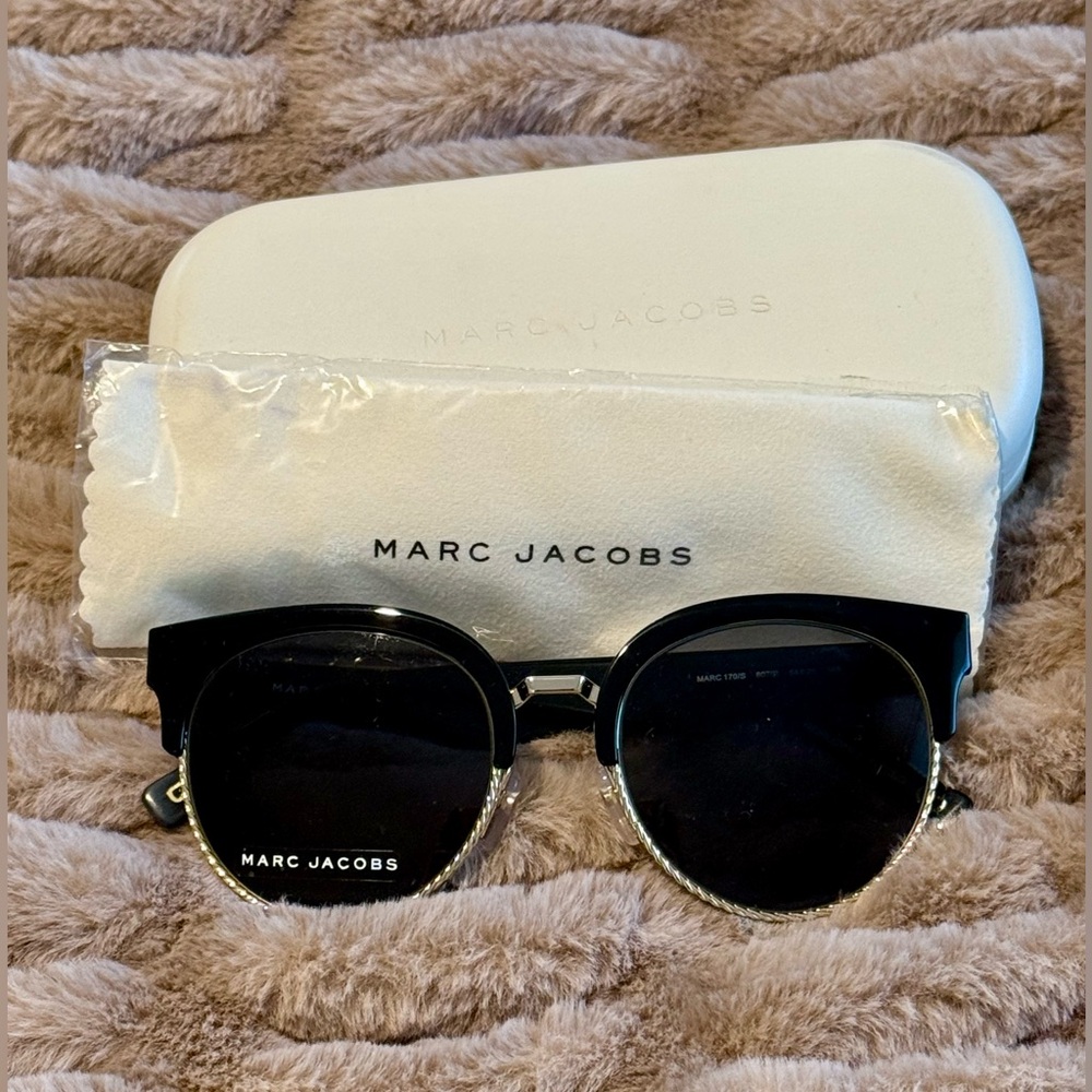NWT Marc Jacobs Women’s Sunglasses – Case & Cloth Included